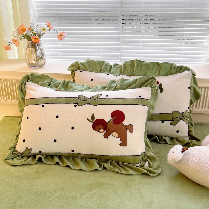 91家纺网 家纺一手货源 找家纺 找底底家纺 2025新款韩版加厚8斤牛奶绒花边四件套（日发50套优惠10元一套） 苹果熊