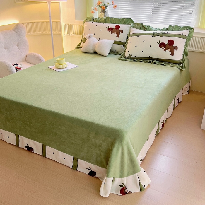 91家纺网 家纺一手货源 找家纺 找底底家纺 2025新款韩版加厚8斤牛奶绒花边四件套（日发50套优惠10元一套） 苹果熊