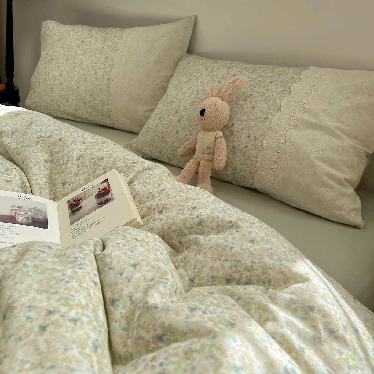 91家纺网 家纺一手货源 找家纺 XIWEN-希文家纺 2025新款全棉淑女花边数码印花磨毛四件套 妃子笑-绿