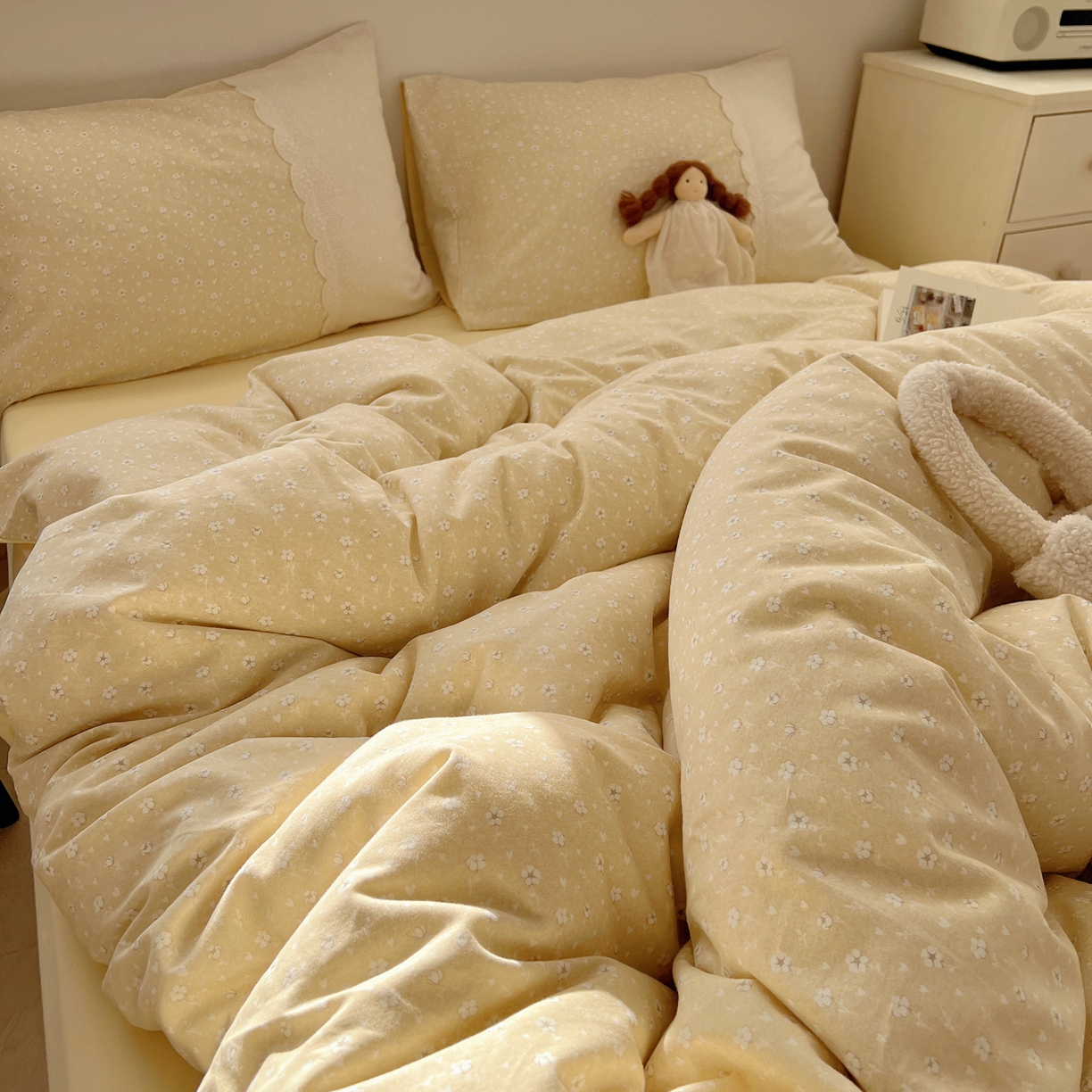 91家纺网 家纺一手货源 找家纺 XIWEN-希文家纺 2025新款全棉淑女花边数码印花磨毛四件套 花朵朵-黄