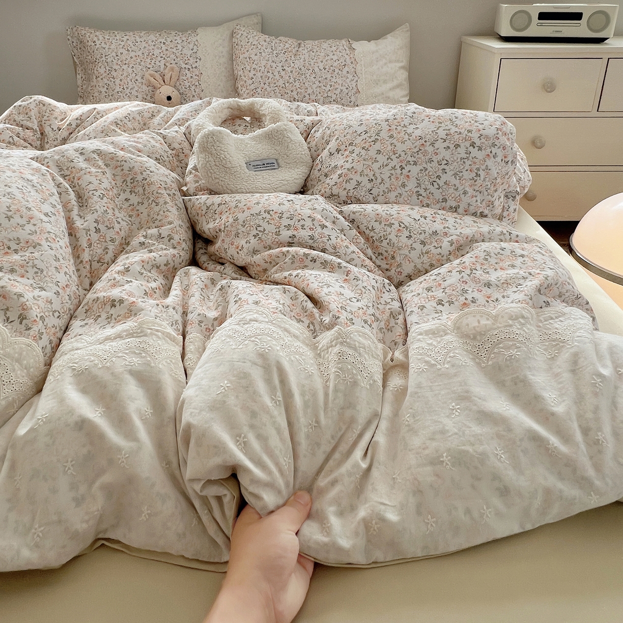 91家纺网 家纺一手货源 找家纺 XIWEN-希文家纺 2025新款全棉淑女花边数码印花磨毛四件套 浪漫人生-米