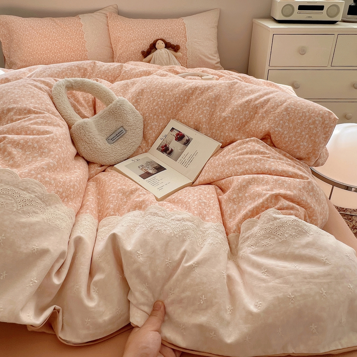 91家纺网 家纺一手货源 找家纺 XIWEN-希文家纺 2025新款全棉淑女花边数码印花磨毛四件套 情意绵绵-桔