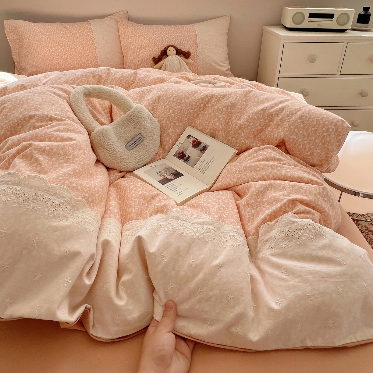 91家纺网 家纺一手货源 找家纺 XIWEN-希文家纺 2025新款全棉淑女花边数码印花磨毛四件套 情意绵绵-桔