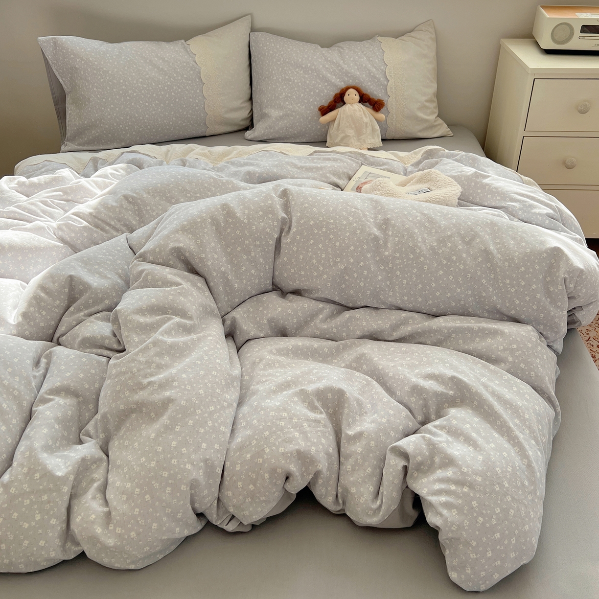 91家纺网 家纺一手货源 找家纺 XIWEN-希文家纺 2025新款全棉淑女花边数码印花磨毛四件套 小确幸-灰