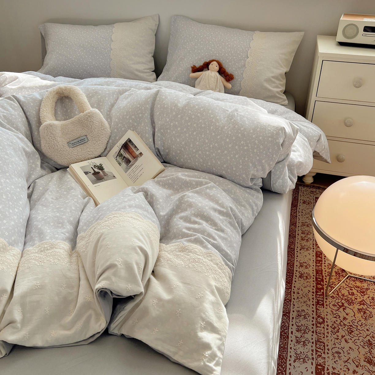 91家纺网 家纺一手货源 找家纺 XIWEN-希文家纺 2025新款全棉淑女花边数码印花磨毛四件套 小确幸-灰