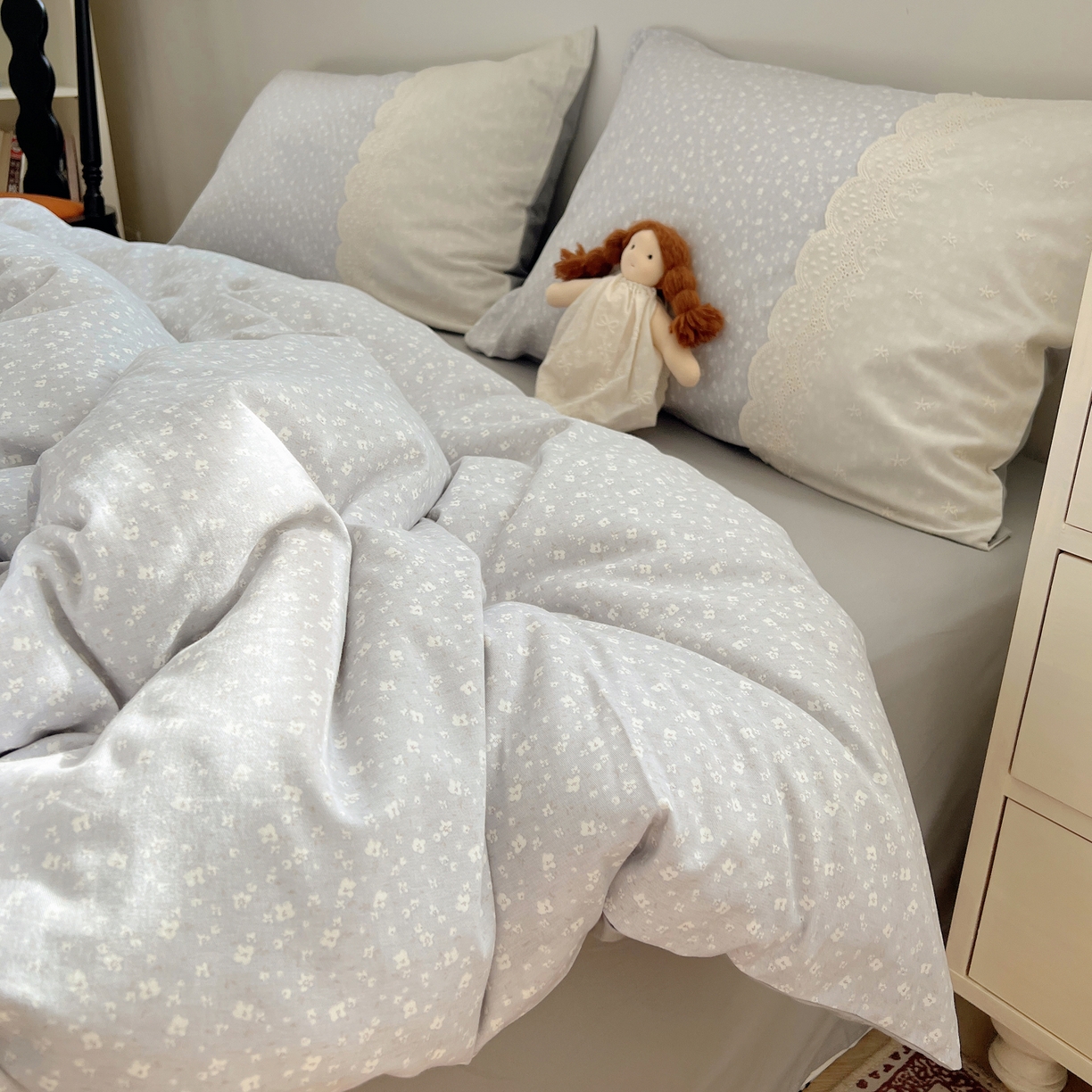 91家纺网 家纺一手货源 找家纺 XIWEN-希文家纺 2025新款全棉淑女花边数码印花磨毛四件套 小确幸-灰