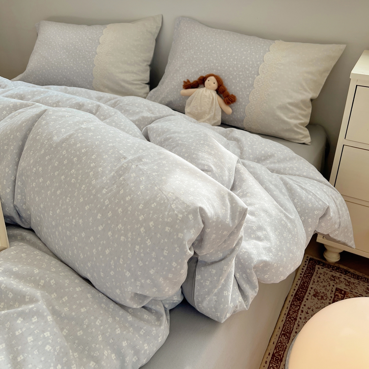 91家纺网 家纺一手货源 找家纺 XIWEN-希文家纺 2025新款全棉淑女花边数码印花磨毛四件套 小确幸-灰