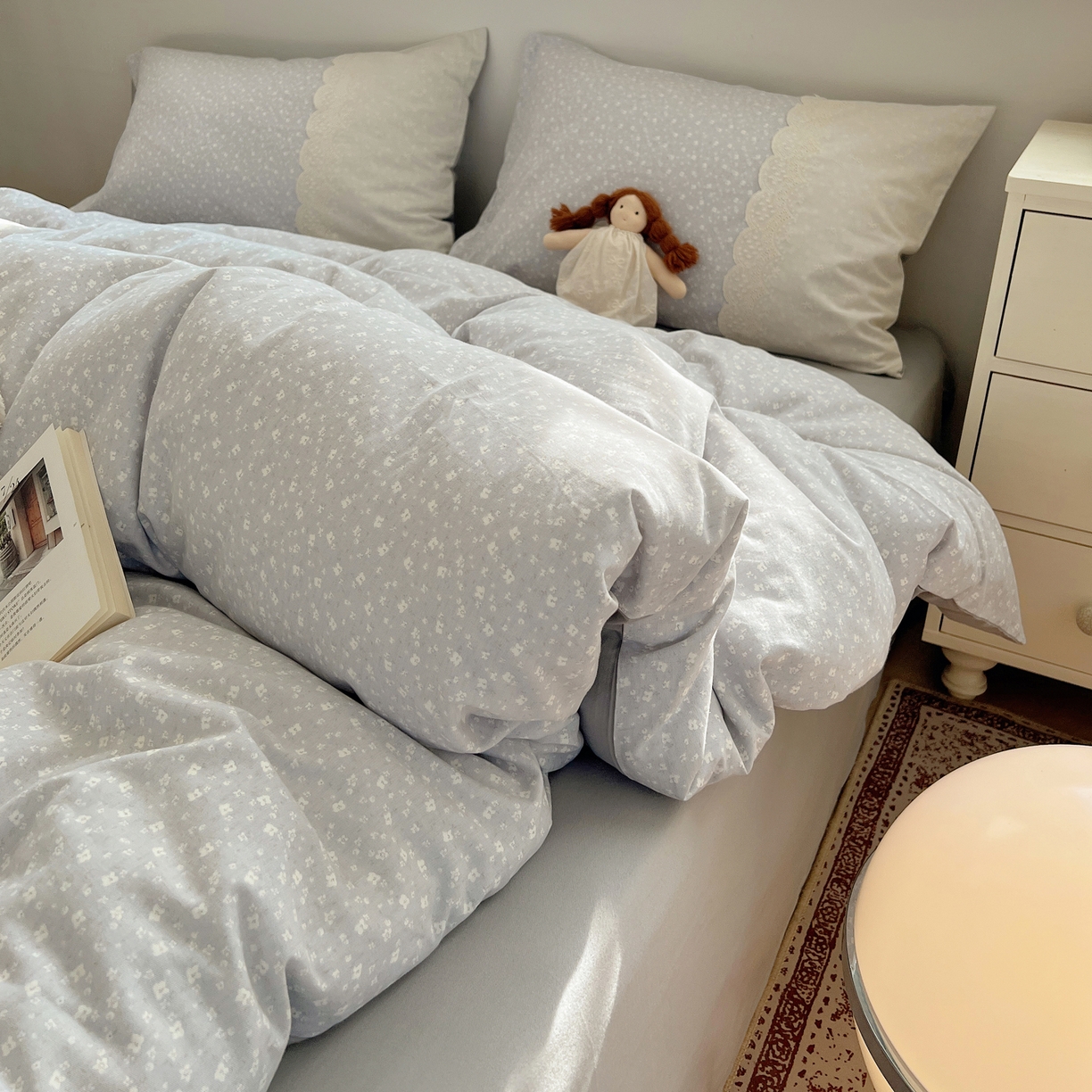 91家纺网 家纺一手货源 找家纺 XIWEN-希文家纺 2025新款全棉淑女花边数码印花磨毛四件套 小确幸-灰