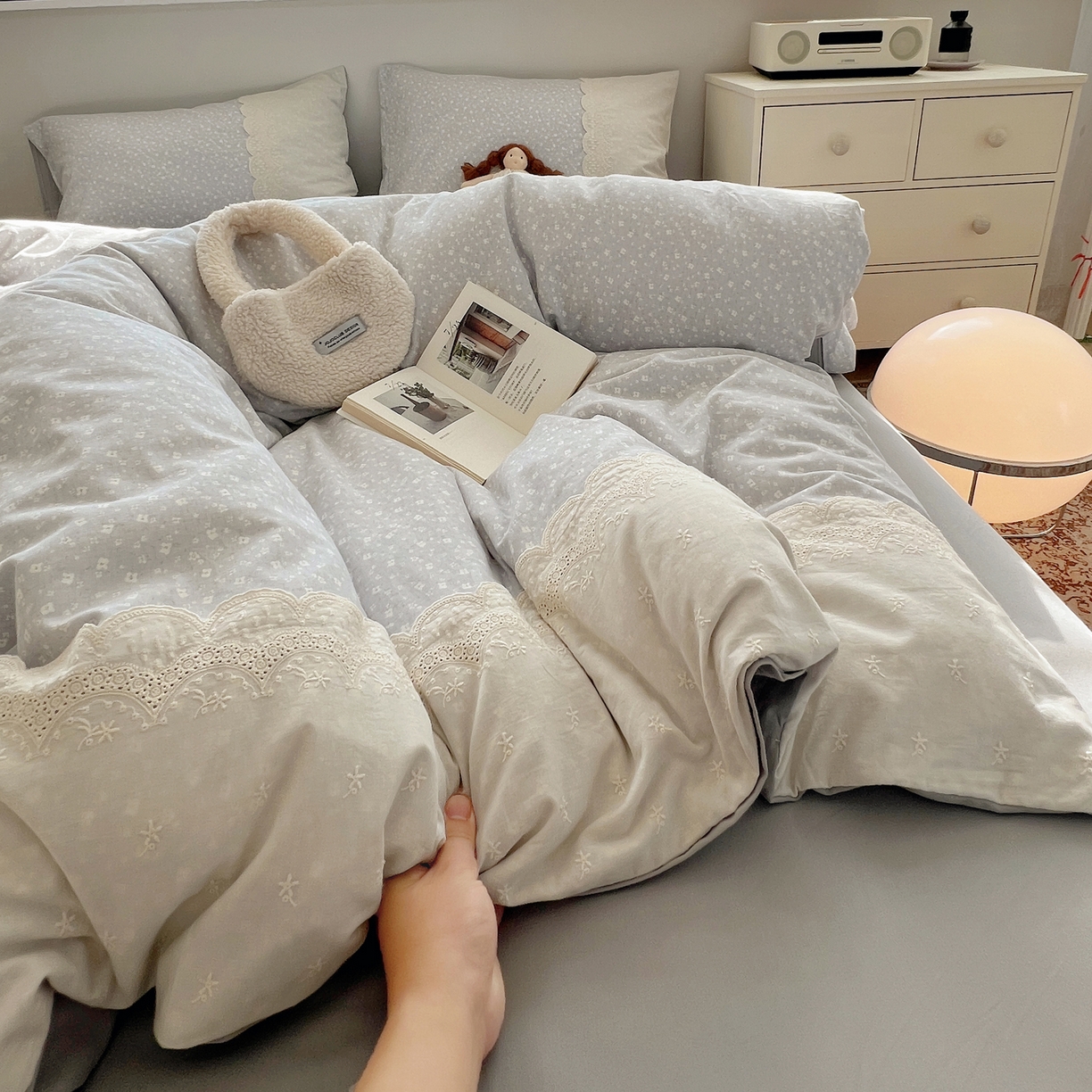 91家纺网 家纺一手货源 找家纺 XIWEN-希文家纺 2025新款全棉淑女花边数码印花磨毛四件套 小确幸-灰