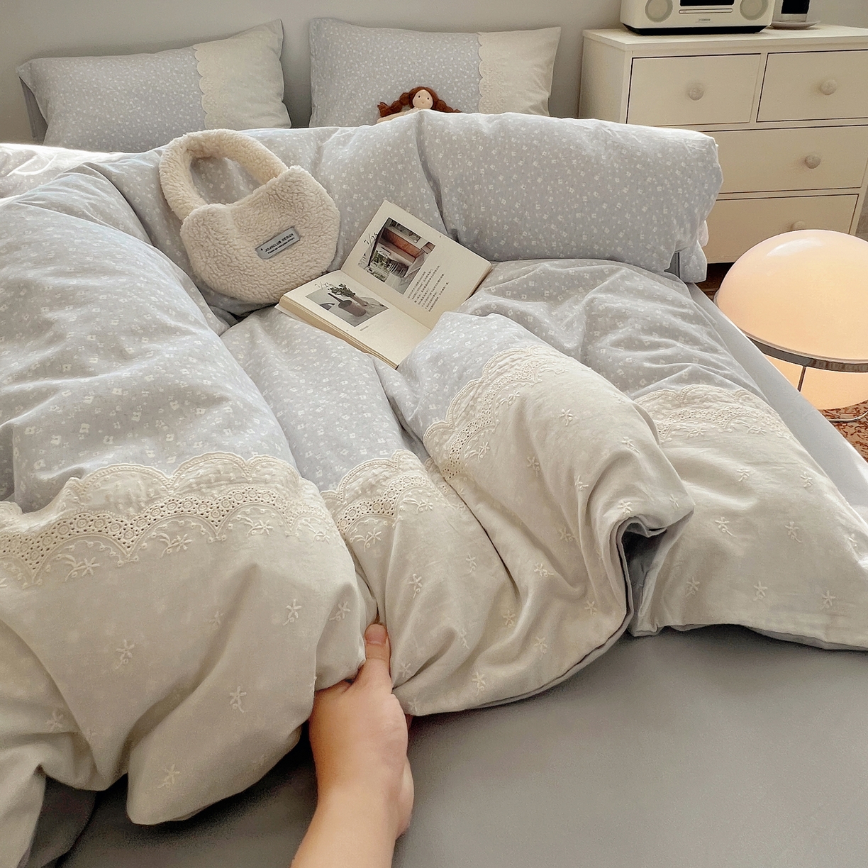 91家纺网 家纺一手货源 找家纺 XIWEN-希文家纺 2025新款全棉淑女花边数码印花磨毛四件套 小确幸-灰