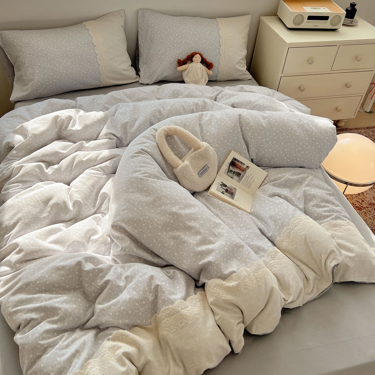 91家纺网 家纺一手货源 找家纺 XIWEN-希文家纺 2025新款全棉淑女花边数码印花磨毛四件套 小确幸-灰