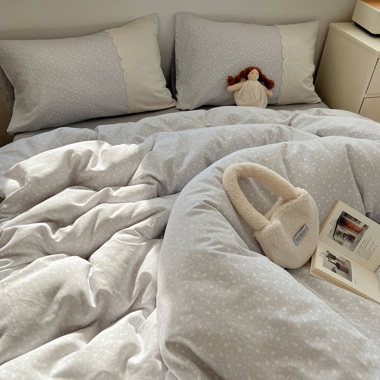 91家纺网 家纺一手货源 找家纺 XIWEN-希文家纺 2025新款全棉淑女花边数码印花磨毛四件套 小确幸-灰