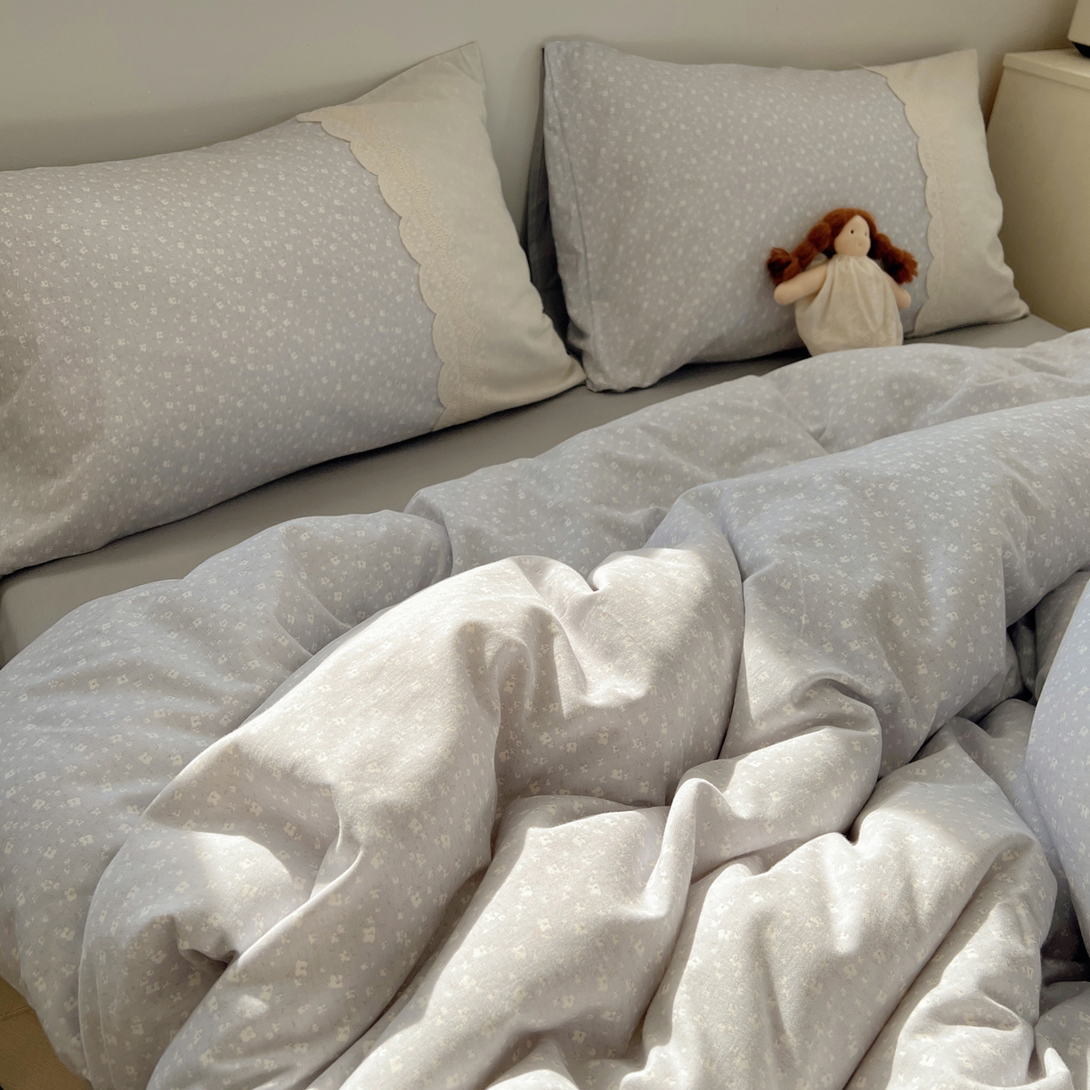 91家纺网 家纺一手货源 找家纺 XIWEN-希文家纺 2025新款全棉淑女花边数码印花磨毛四件套 小确幸-灰