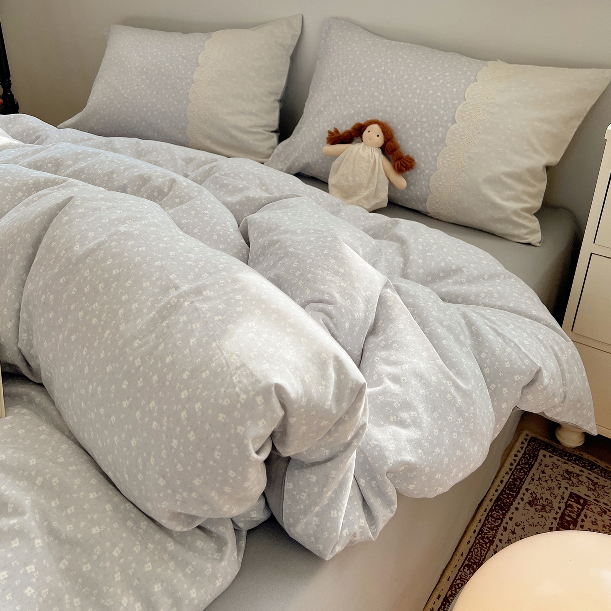 91家纺网 家纺一手货源 找家纺 XIWEN-希文家纺 2025新款全棉淑女花边数码印花磨毛四件套 小确幸-灰