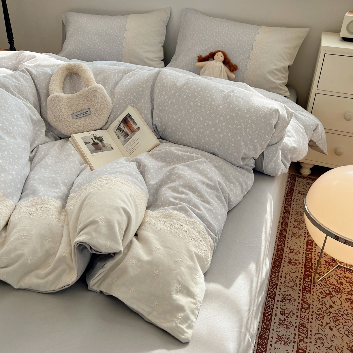 91家纺网 家纺一手货源 找家纺 XIWEN-希文家纺 2025新款全棉淑女花边数码印花磨毛四件套 小确幸-灰