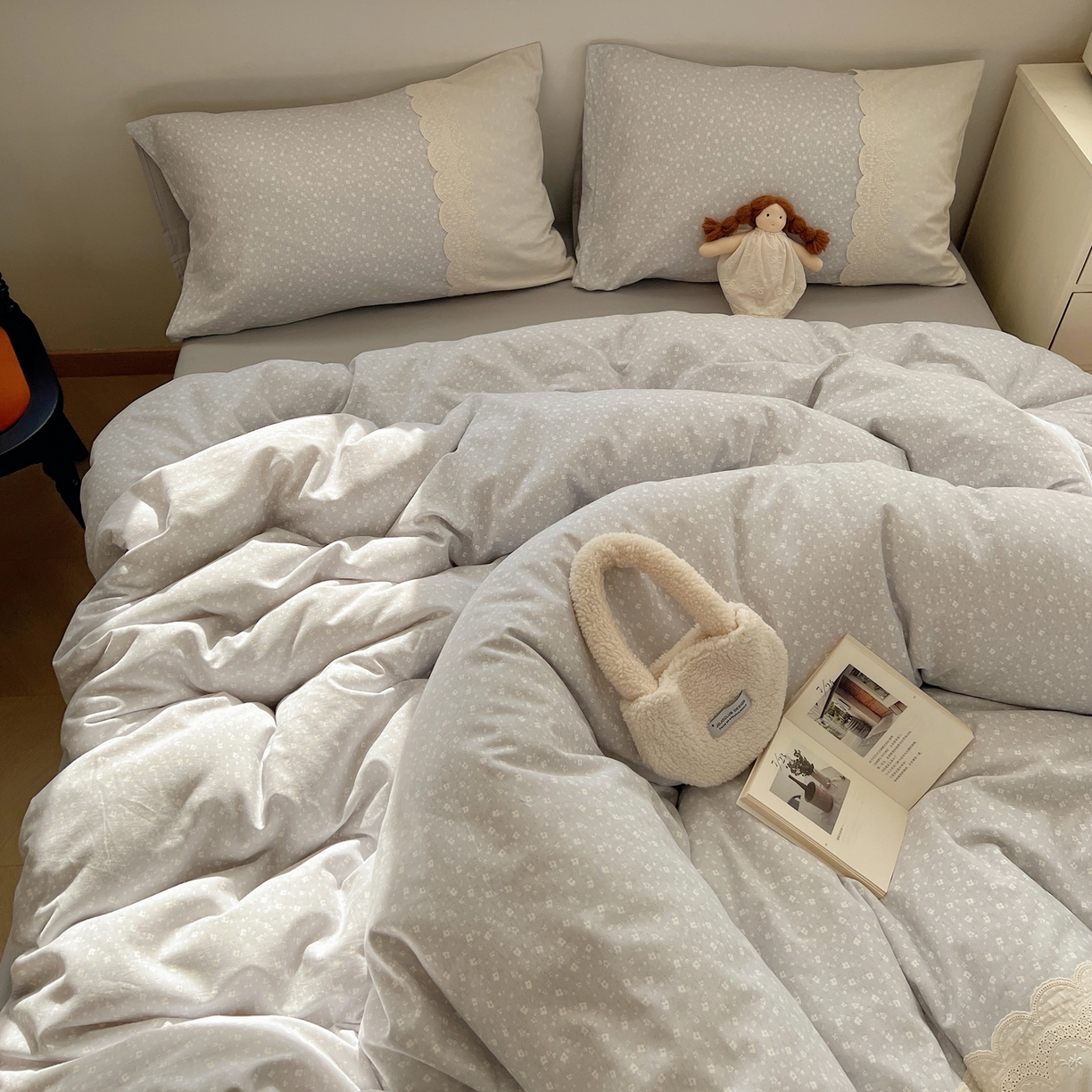 91家纺网 家纺一手货源 找家纺 XIWEN-希文家纺 2025新款全棉淑女花边数码印花磨毛四件套 小确幸-灰