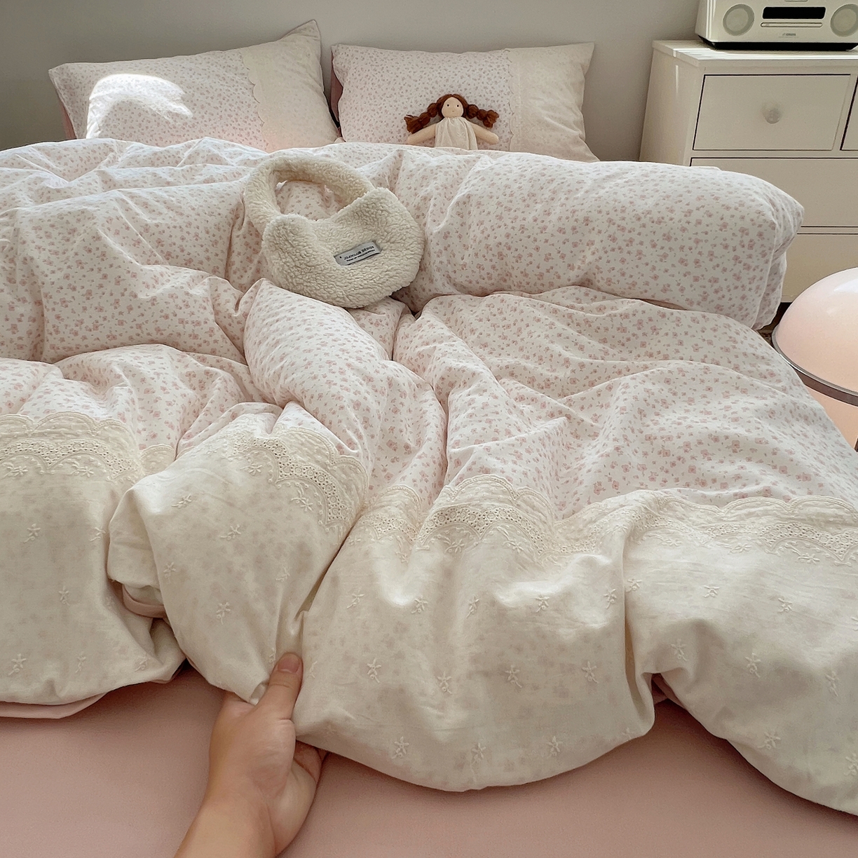 91家纺网 家纺一手货源 找家纺 XIWEN-希文家纺 2025新款全棉淑女花边数码印花磨毛四件套 小确幸-米粉