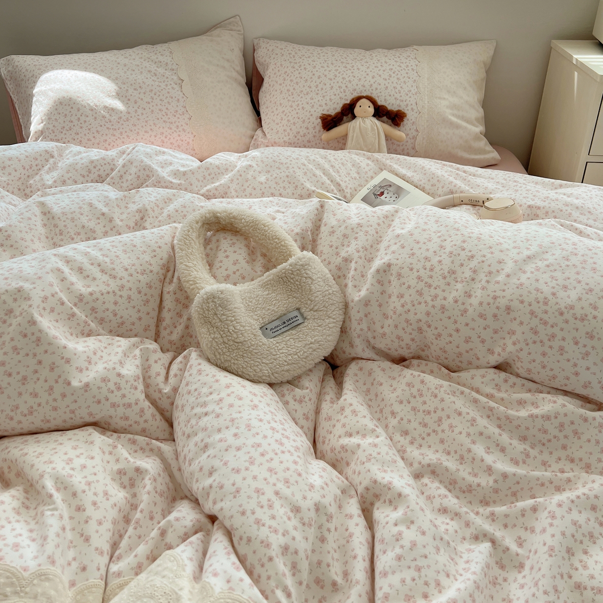 91家纺网 家纺一手货源 找家纺 XIWEN-希文家纺 2025新款全棉淑女花边数码印花磨毛四件套 小确幸-米粉