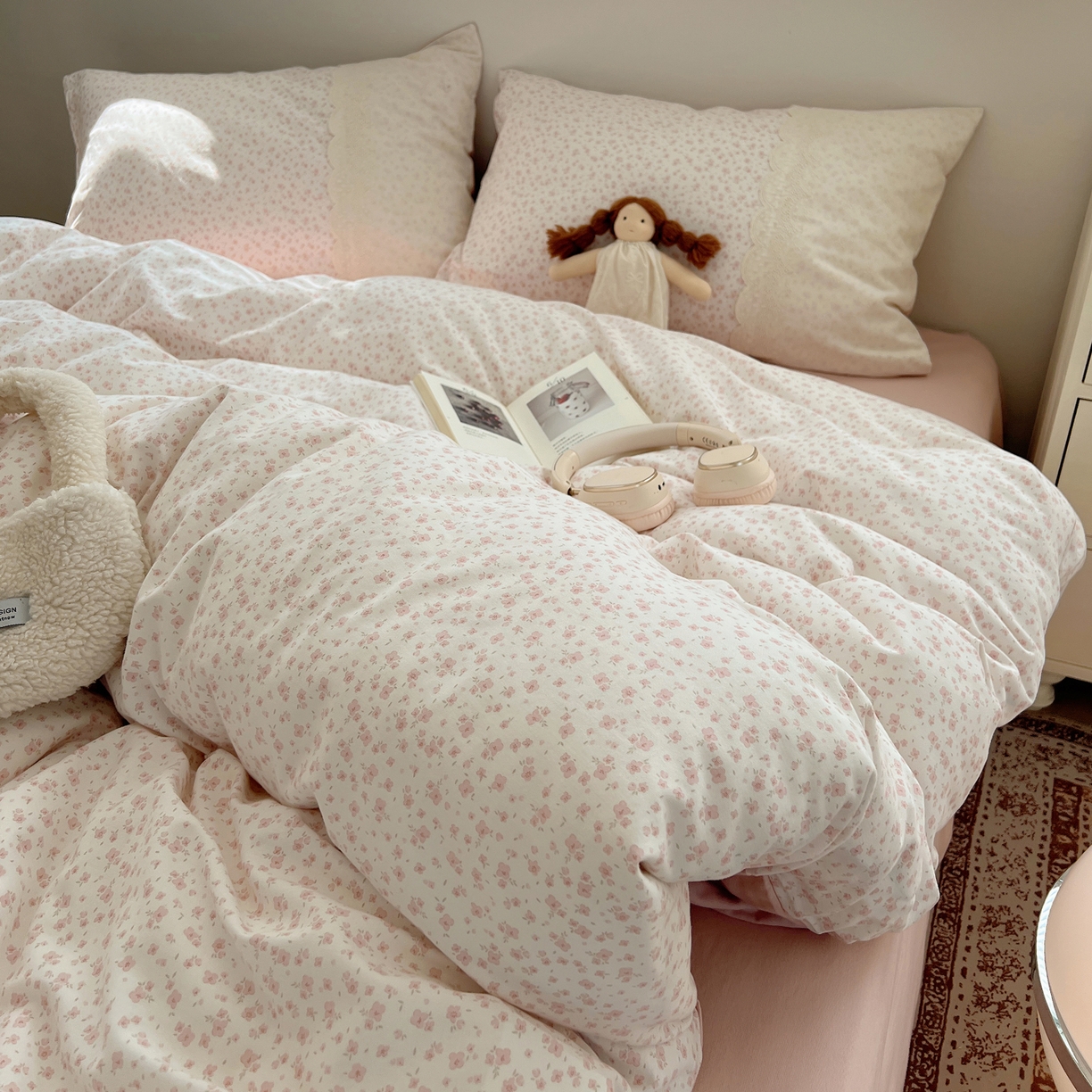 91家纺网 家纺一手货源 找家纺 XIWEN-希文家纺 2025新款全棉淑女花边数码印花磨毛四件套 小确幸-米粉