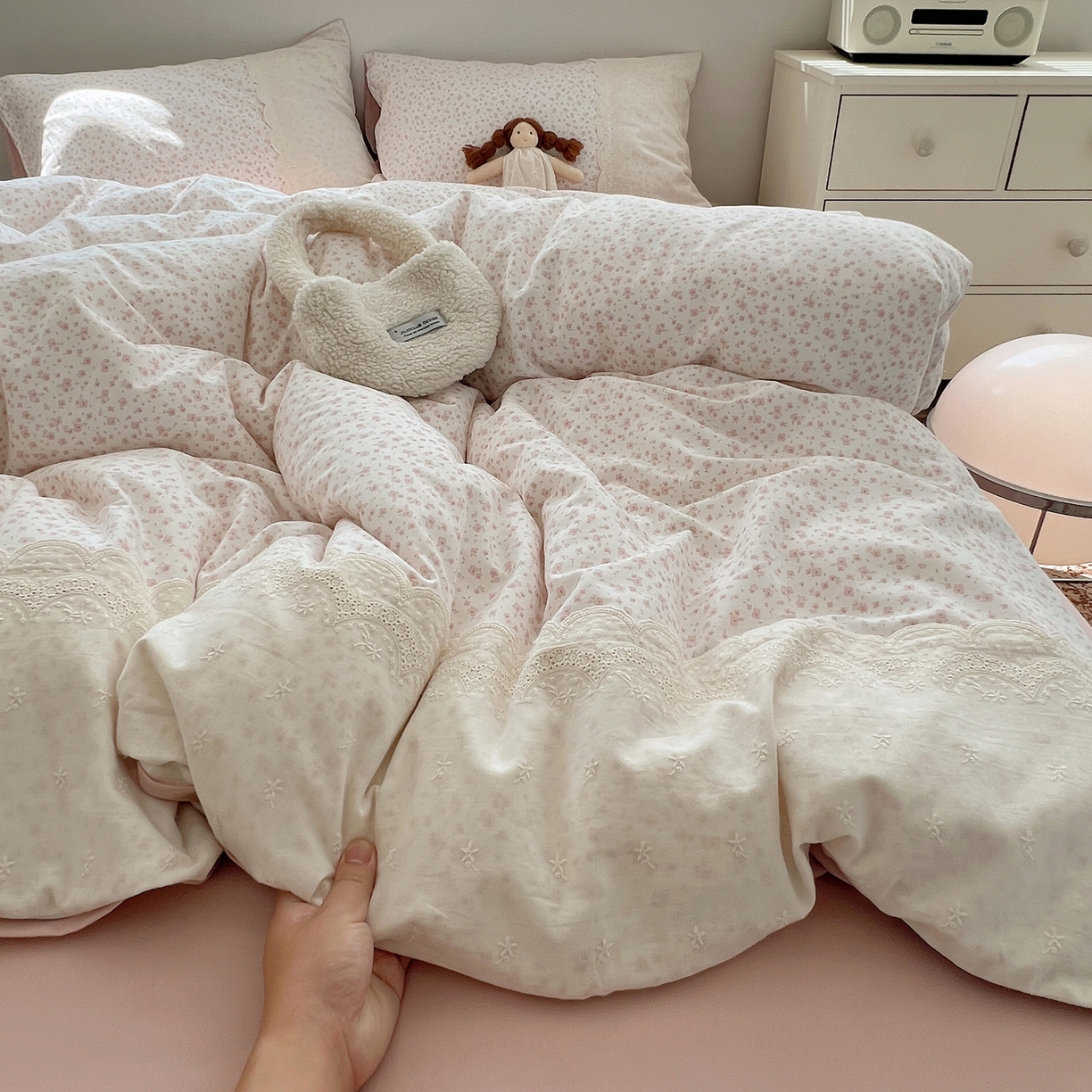 91家纺网 家纺一手货源 找家纺 XIWEN-希文家纺 2025新款全棉淑女花边数码印花磨毛四件套 小确幸-米粉