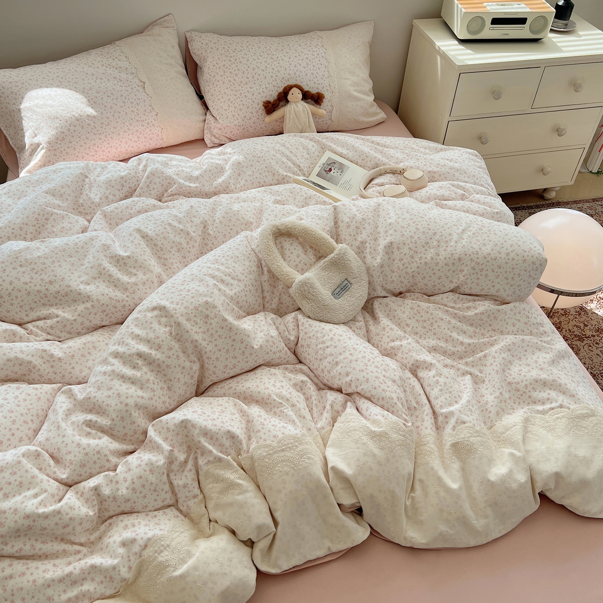 91家纺网 家纺一手货源 找家纺 XIWEN-希文家纺 2025新款全棉淑女花边数码印花磨毛四件套 小确幸-米粉