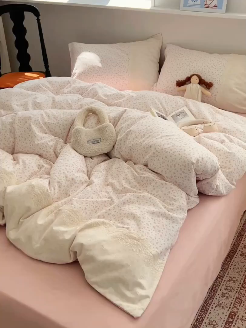 91家纺网 家纺一手货源 找家纺 XIWEN-希文家纺 2025新款全棉淑女花边数码印花磨毛四件套 小确幸-米粉