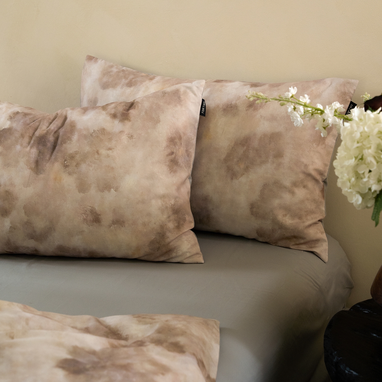 91家纺网 家纺一手货源 找家纺 FORTWO家纺原创设计（FOR TWO家纺） 2025新款50全棉纯棉数码磨毛印花四件套-场景一 琥珀