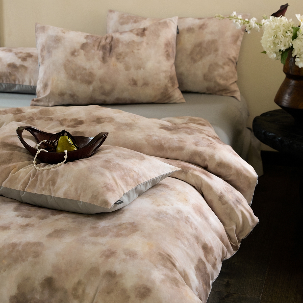 91家纺网 家纺一手货源 找家纺 FORTWO家纺原创设计（FOR TWO家纺） 2025新款50全棉纯棉数码磨毛印花四件套-场景一 琥珀