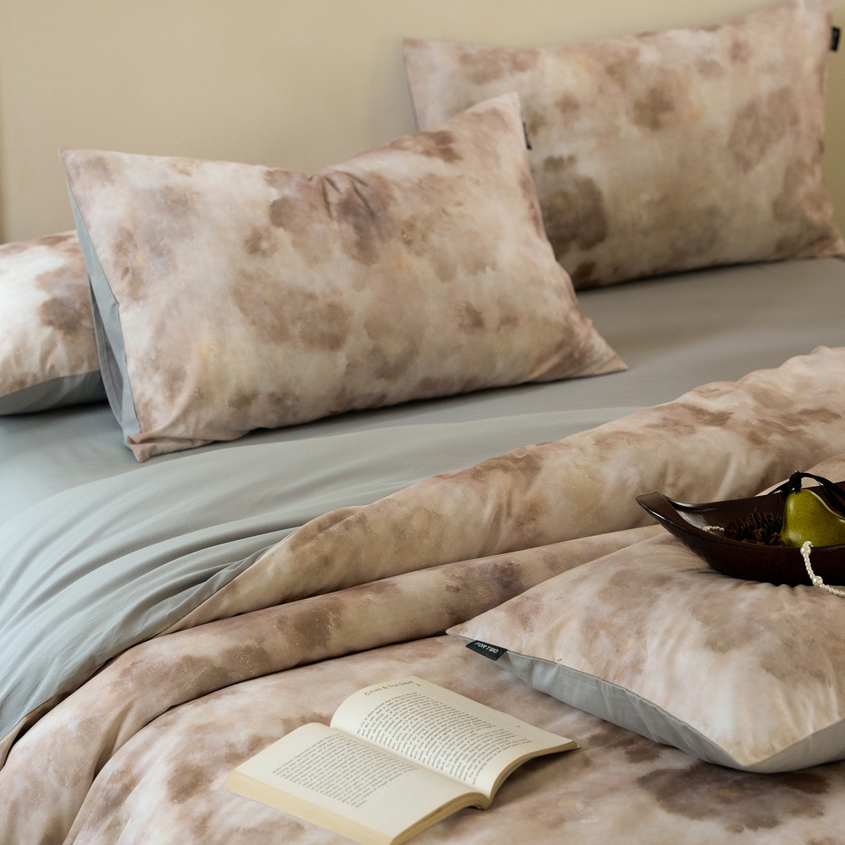 91家纺网 家纺一手货源 找家纺 FORTWO家纺原创设计（FOR TWO家纺） 2025新款50全棉纯棉数码磨毛印花四件套-场景一 琥珀