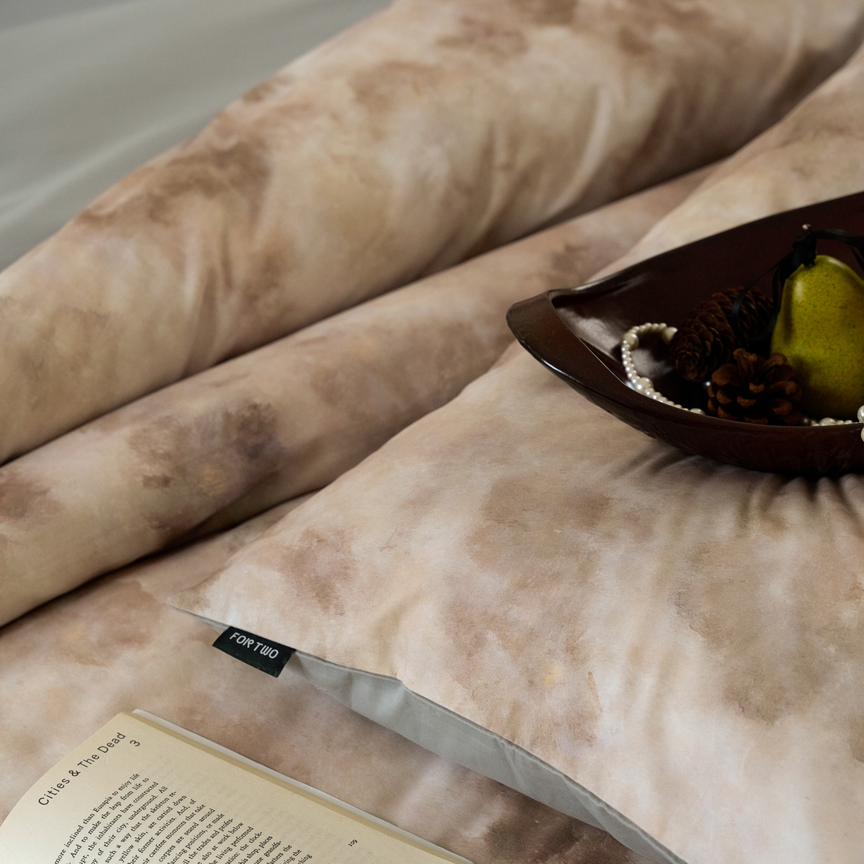 91家纺网 家纺一手货源 找家纺 FORTWO家纺原创设计（FOR TWO家纺） 2025新款50全棉纯棉数码磨毛印花四件套-场景一 琥珀