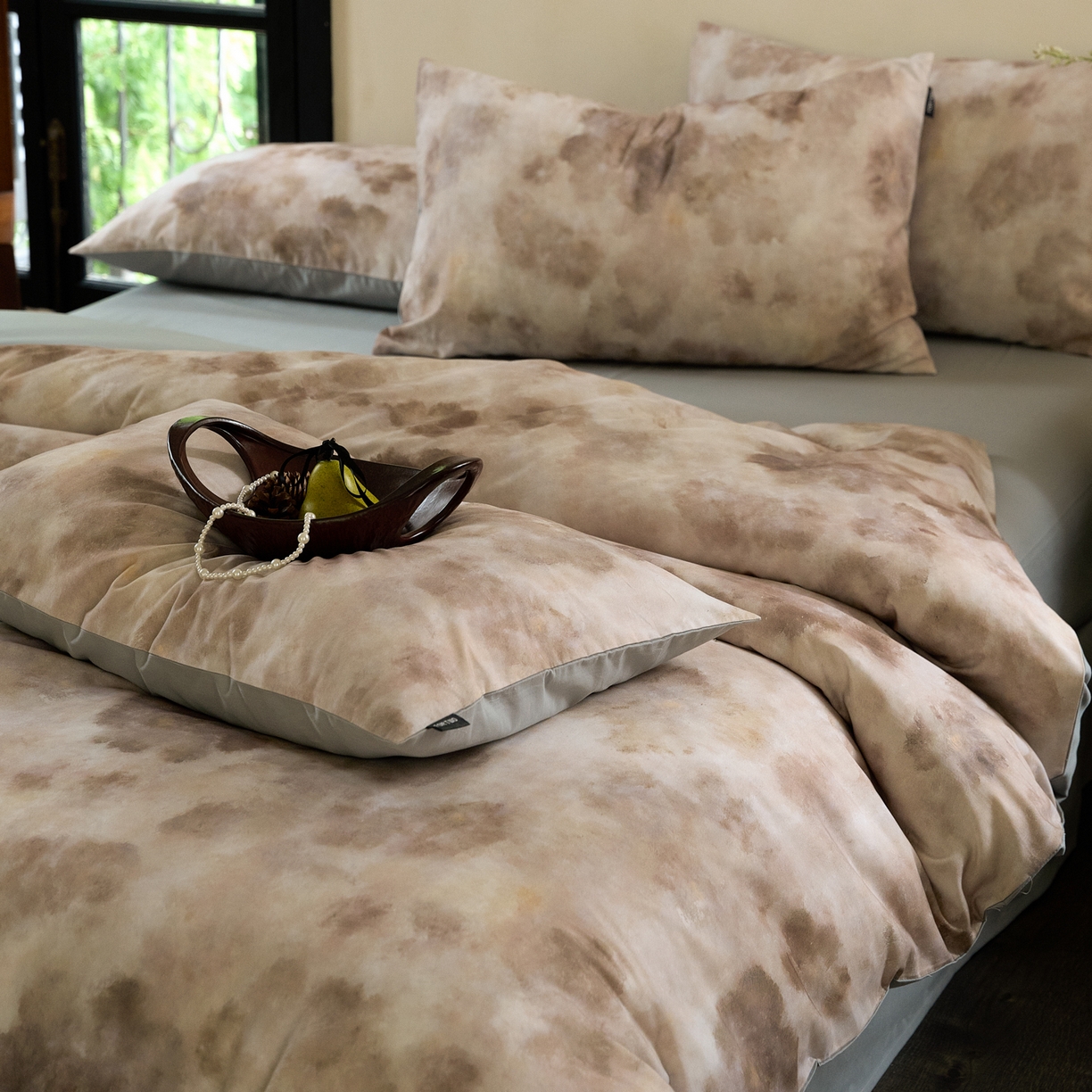 91家纺网 家纺一手货源 找家纺 FORTWO家纺原创设计（FOR TWO家纺） 2025新款50全棉纯棉数码磨毛印花四件套-场景一 琥珀