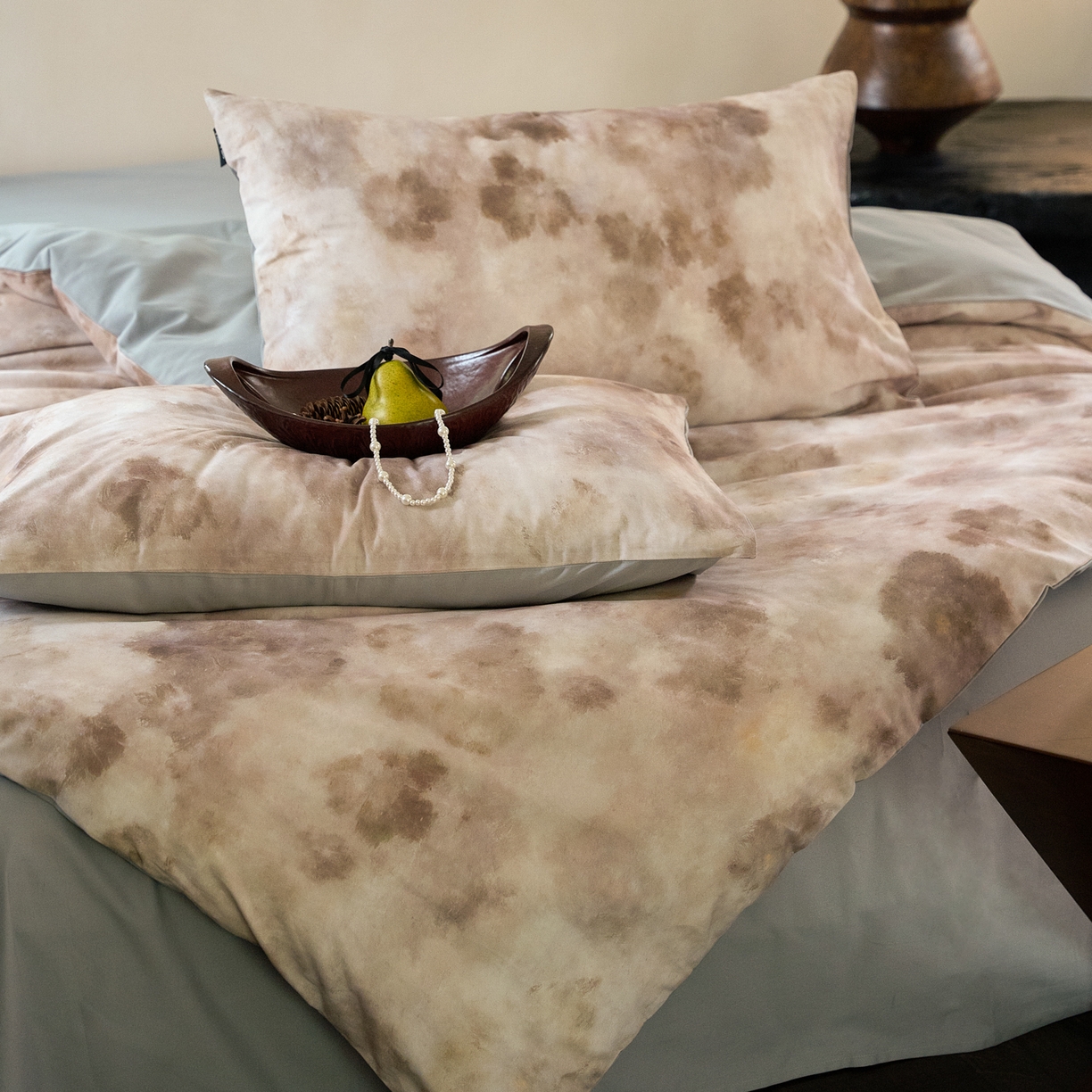 91家纺网 家纺一手货源 找家纺 FORTWO家纺原创设计（FOR TWO家纺） 2025新款50全棉纯棉数码磨毛印花四件套-场景一 琥珀