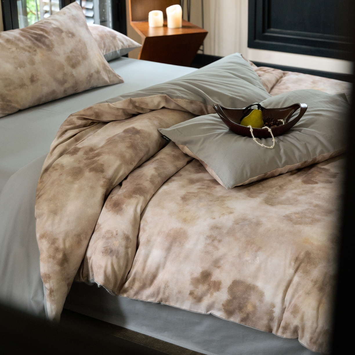 91家纺网 家纺一手货源 找家纺 FORTWO家纺原创设计（FOR TWO家纺） 2025新款50全棉纯棉数码磨毛印花四件套-场景一 琥珀