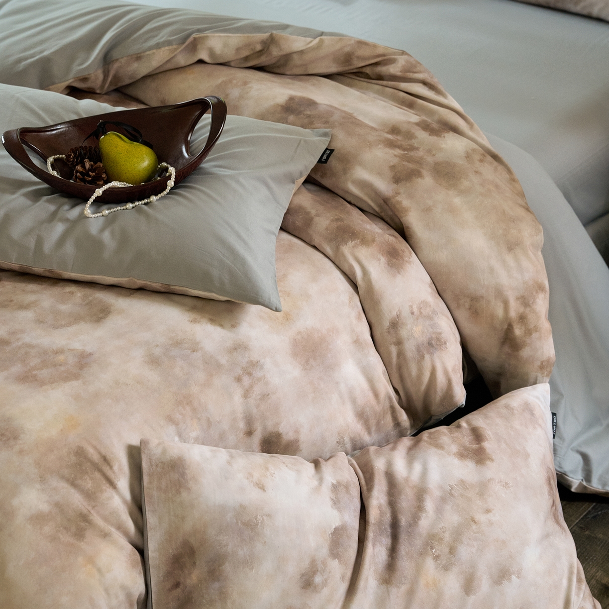 91家纺网 家纺一手货源 找家纺 FORTWO家纺原创设计（FOR TWO家纺） 2025新款50全棉纯棉数码磨毛印花四件套-场景一 琥珀