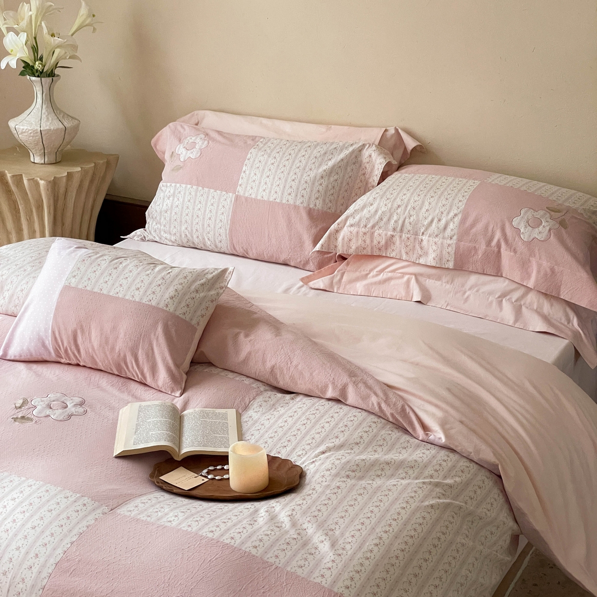 91家纺网 家纺一手货源 找家纺 FORTWO家纺原创设计（FOR TWO家纺） 2025新款全棉纯棉百家布水洗棉印花绣花拼接款四件套 花满集