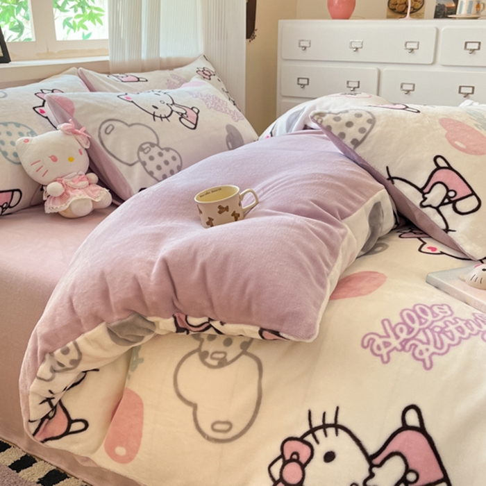 91家纺网 家纺一手货源 找家纺 三朵家纺 2025新款三丽鸥印花牛奶绒四件套 爱心凯蒂