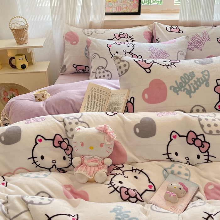 91家纺网 家纺一手货源 找家纺 三朵家纺 2025新款三丽鸥印花牛奶绒四件套 爱心凯蒂