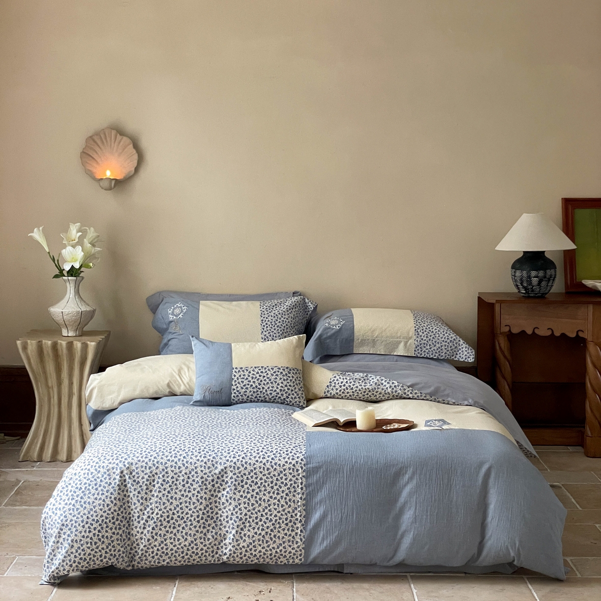 91家纺网 家纺一手货源 找家纺 FORTWO家纺原创设计（FOR TWO家纺） 2025新款全棉纯棉百家布水洗棉印花绣花拼接款四件套 蓝茉莉