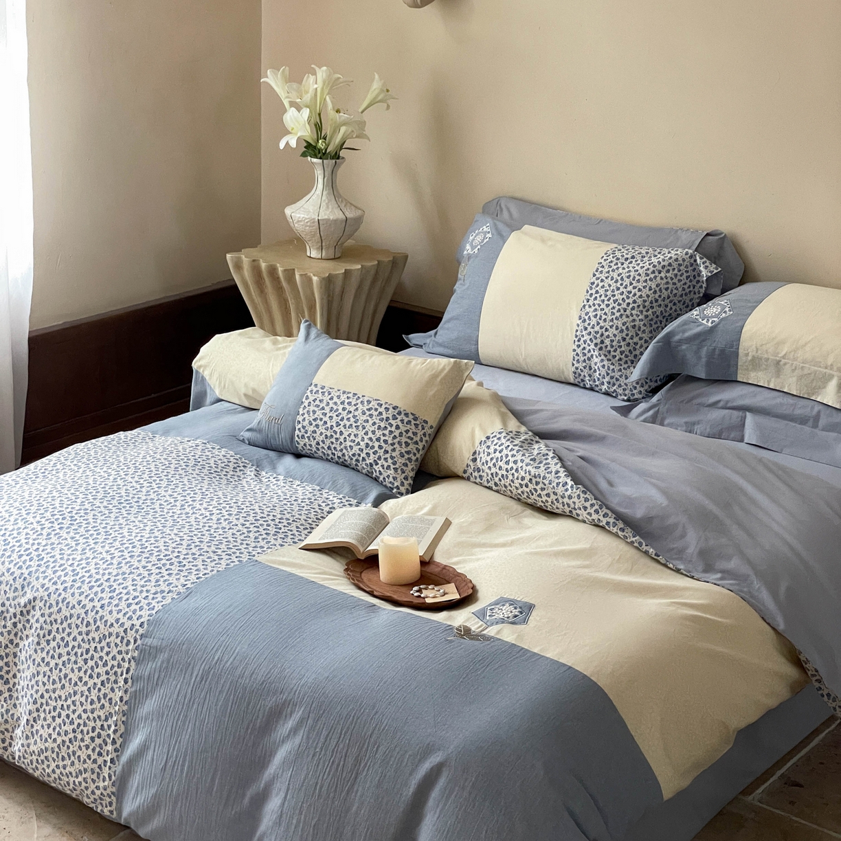 91家纺网 家纺一手货源 找家纺 FORTWO家纺原创设计（FOR TWO家纺） 2025新款全棉纯棉百家布水洗棉印花绣花拼接款四件套 蓝茉莉