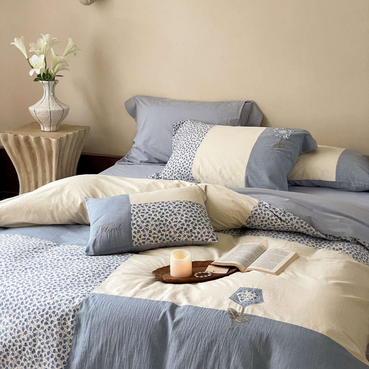 91家纺网 家纺一手货源 找家纺 FORTWO家纺原创设计（FOR TWO家纺） 2025新款全棉纯棉百家布水洗棉印花绣花拼接款四件套 蓝茉莉