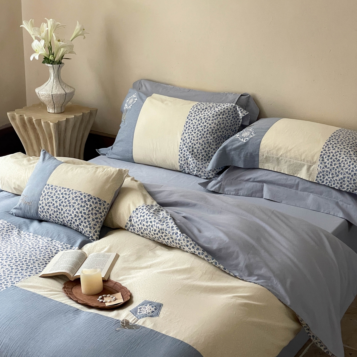 91家纺网 家纺一手货源 找家纺 FORTWO家纺原创设计（FOR TWO家纺） 2025新款全棉纯棉百家布水洗棉印花绣花拼接款四件套 蓝茉莉