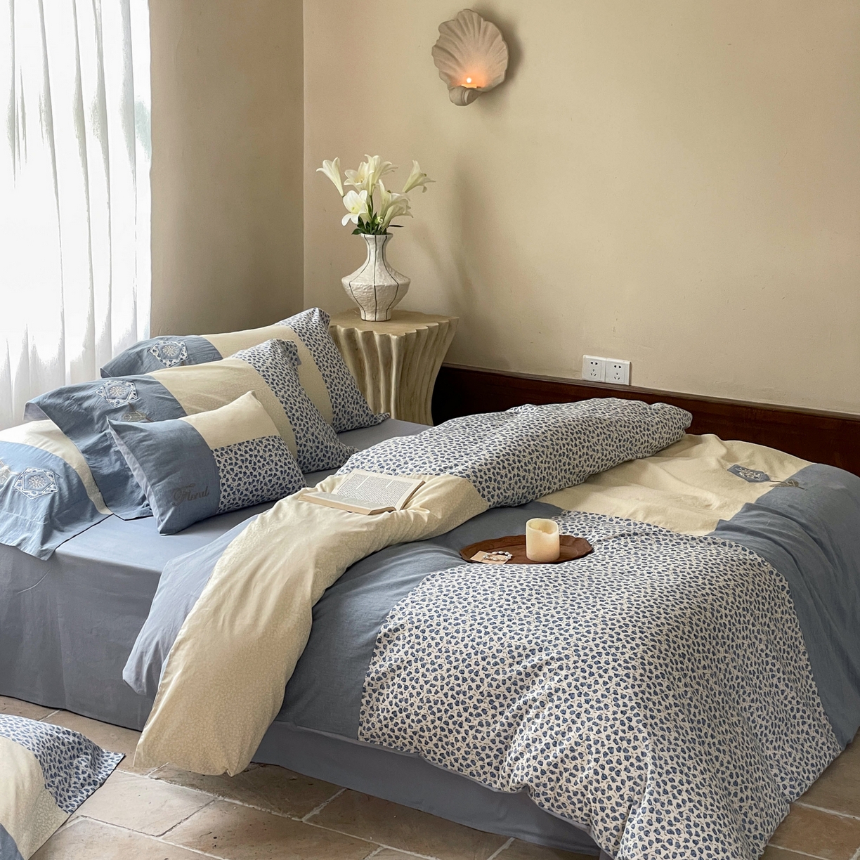 91家纺网 家纺一手货源 找家纺 FORTWO家纺原创设计（FOR TWO家纺） 2025新款全棉纯棉百家布水洗棉印花绣花拼接款四件套 蓝茉莉