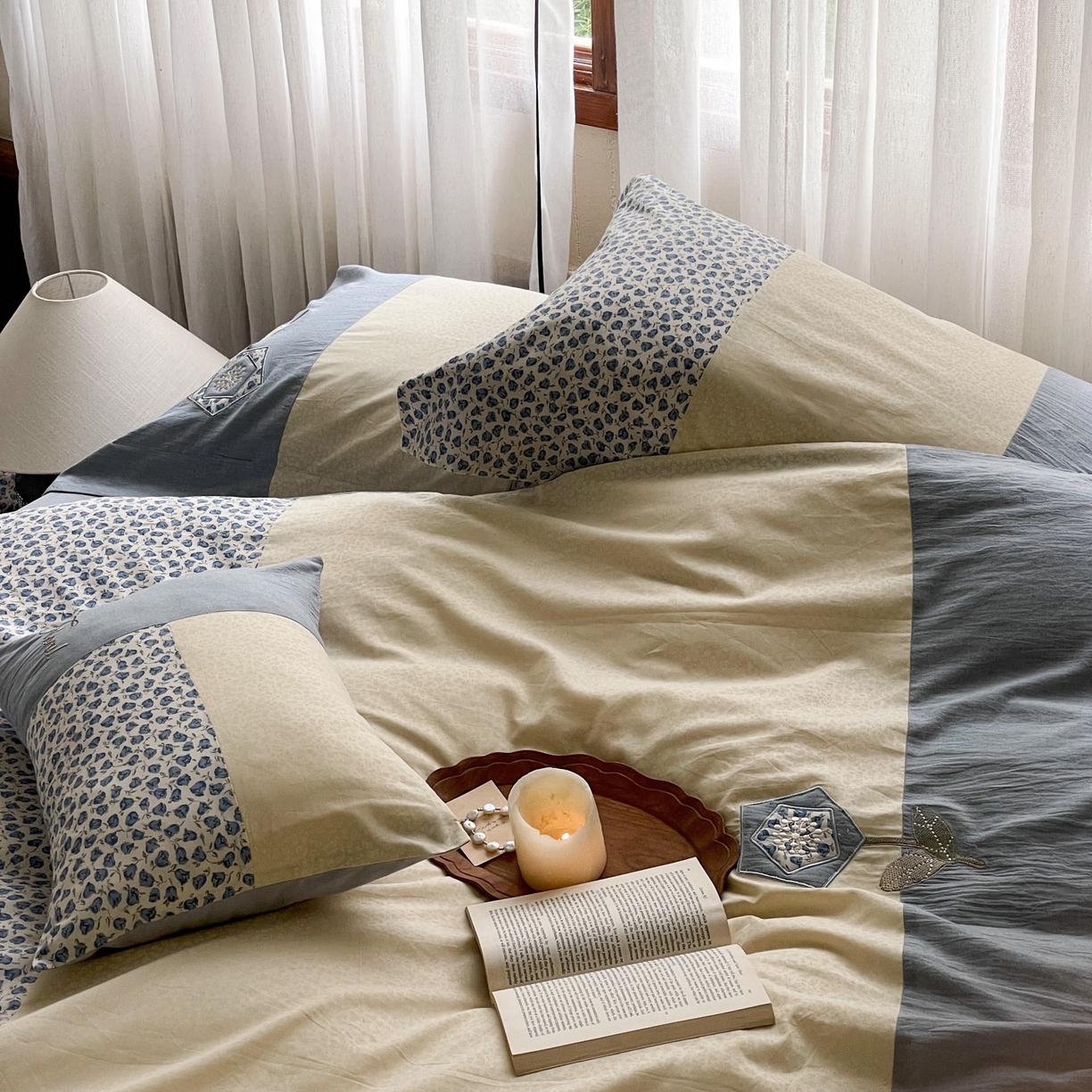 91家纺网 家纺一手货源 找家纺 FORTWO家纺原创设计（FOR TWO家纺） 2025新款全棉纯棉百家布水洗棉印花绣花拼接款四件套 蓝茉莉