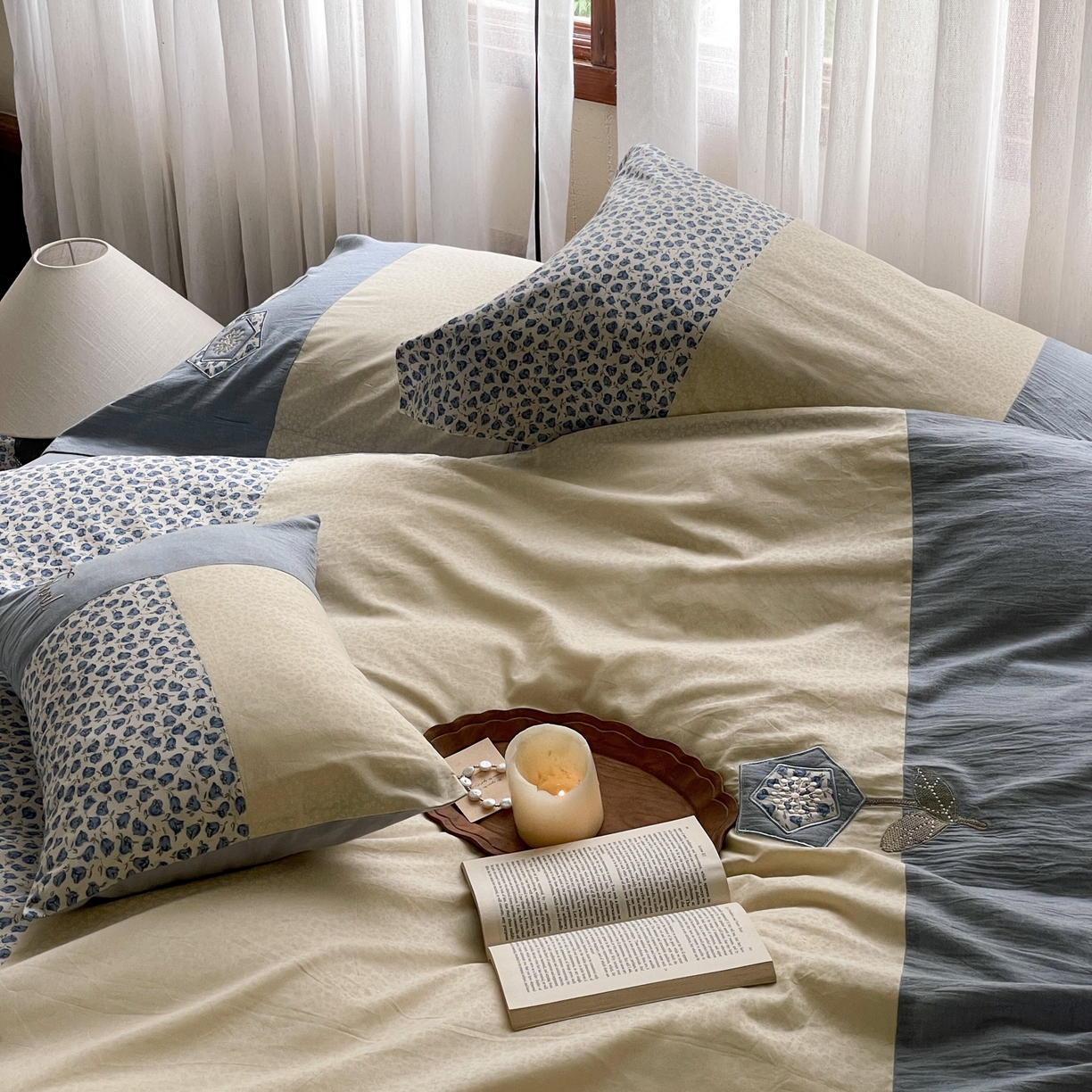 91家纺网 家纺一手货源 找家纺 FORTWO家纺原创设计（FOR TWO家纺） 2025新款全棉纯棉百家布水洗棉印花绣花拼接款四件套 蓝茉莉