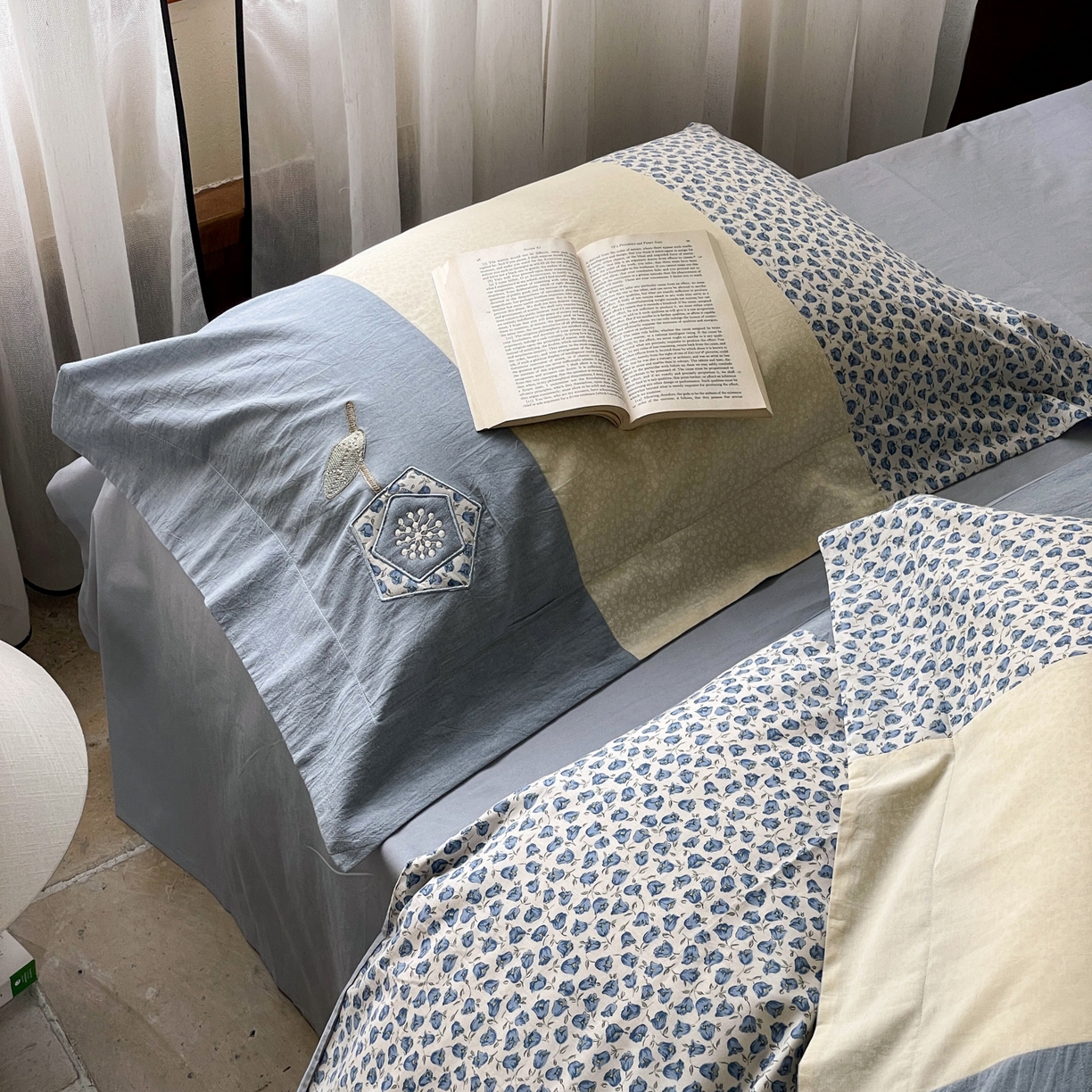 91家纺网 家纺一手货源 找家纺 FORTWO家纺原创设计（FOR TWO家纺） 2025新款全棉纯棉百家布水洗棉印花绣花拼接款四件套 蓝茉莉