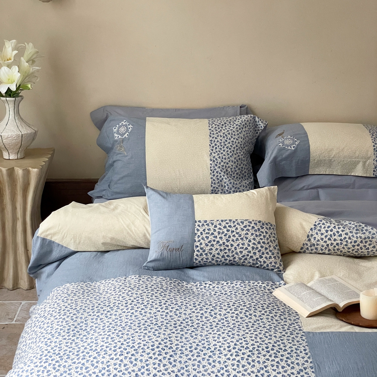 91家纺网 家纺一手货源 找家纺 FORTWO家纺原创设计（FOR TWO家纺） 2025新款全棉纯棉百家布水洗棉印花绣花拼接款四件套 蓝茉莉