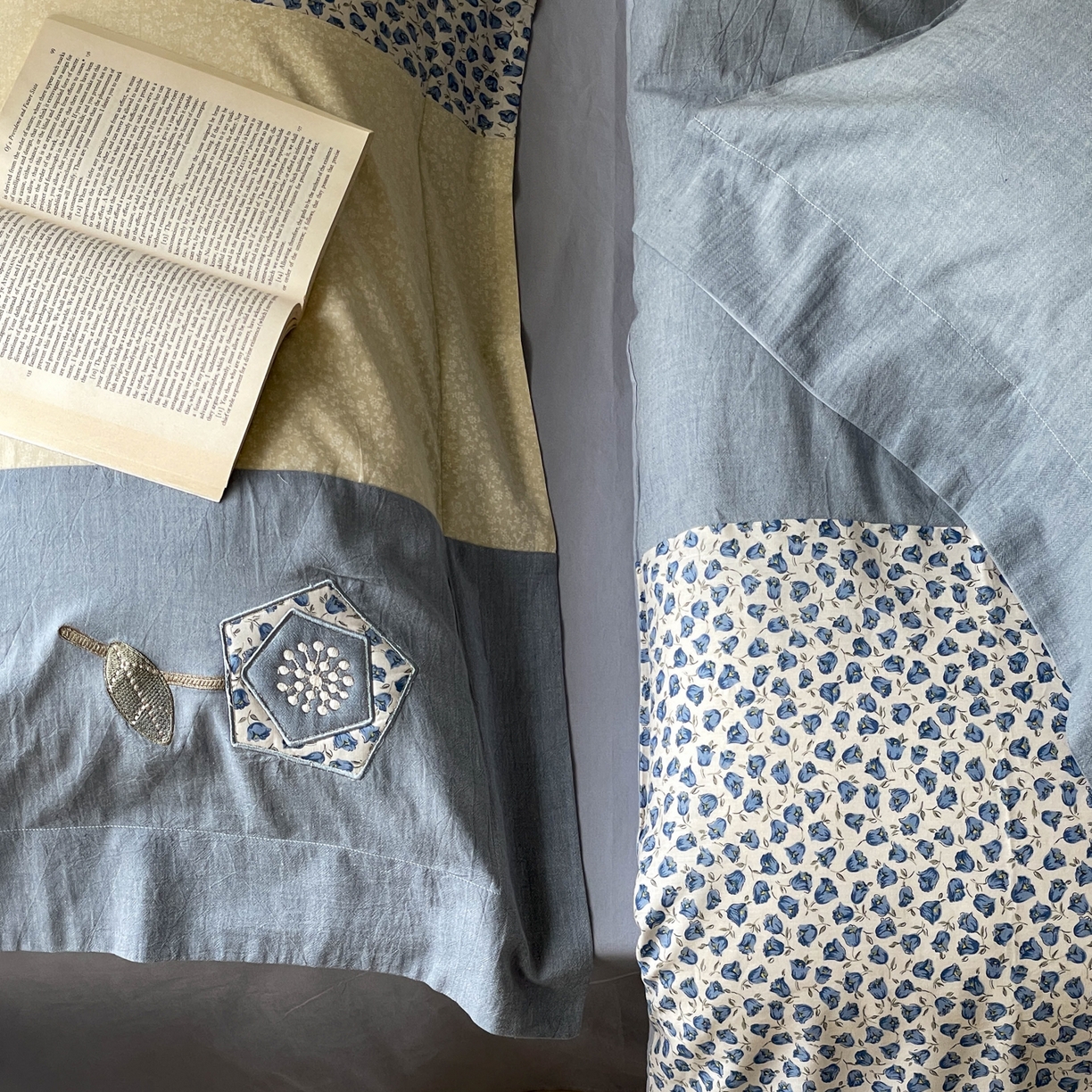 91家纺网 家纺一手货源 找家纺 FORTWO家纺原创设计（FOR TWO家纺） 2025新款全棉纯棉百家布水洗棉印花绣花拼接款四件套 蓝茉莉