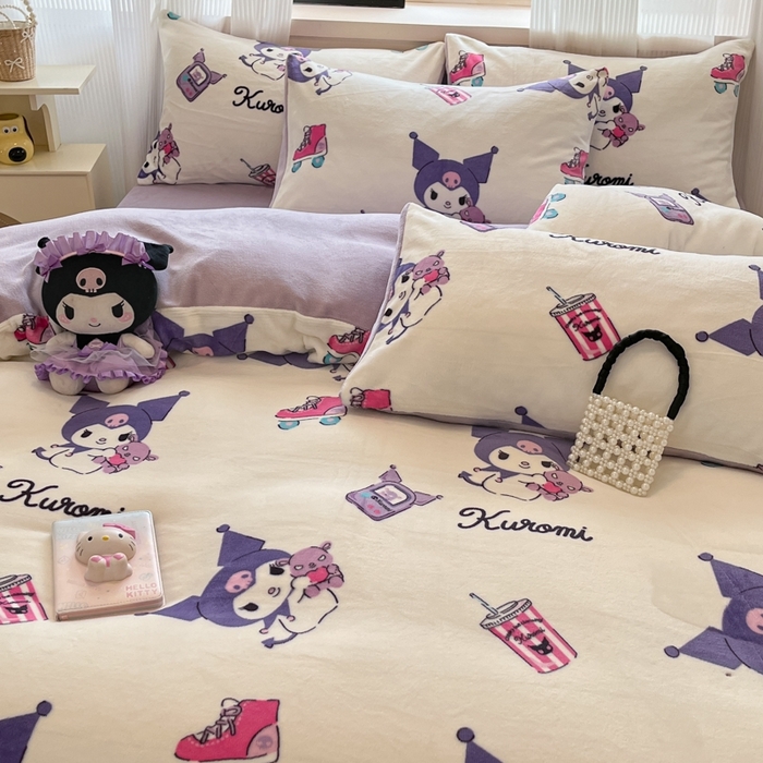 91家纺网 家纺一手货源 找家纺 三朵家纺 2025新款三丽鸥印花牛奶绒四件套 街舞库洛米