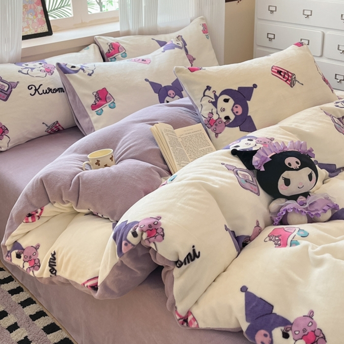 91家纺网 家纺一手货源 找家纺 三朵家纺 2025新款三丽鸥印花牛奶绒四件套 街舞库洛米