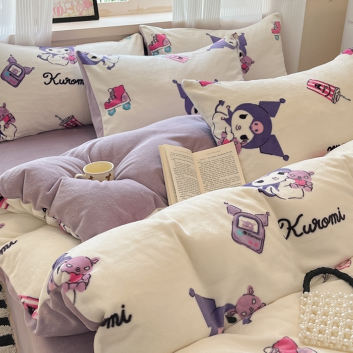 91家纺网 家纺一手货源 找家纺 三朵家纺 2025新款三丽鸥印花牛奶绒四件套 街舞库洛米